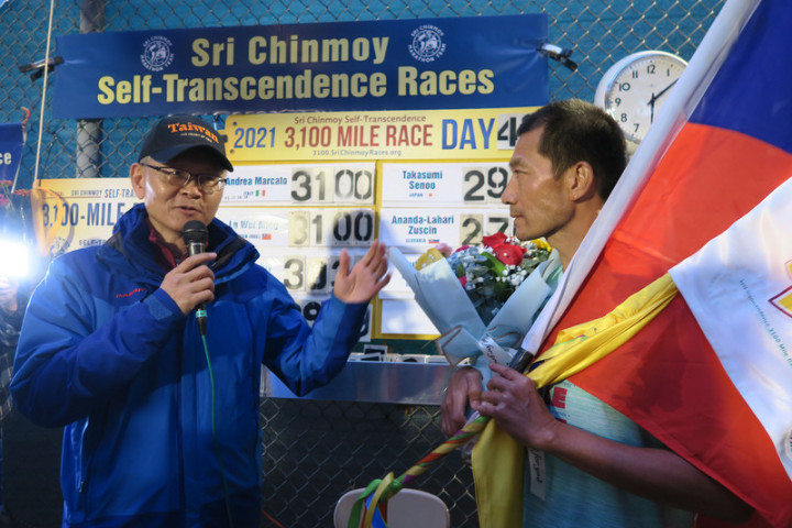 台灣超馬好手羅維銘（右）23日完成紐約超越自我3100英里（近5000公里）挑戰賽，駐紐約辦事處長李光章（左）到場祝賀。