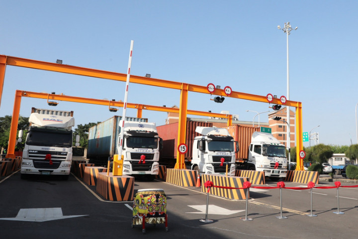 位於安平商港的台南地區首座貨櫃集散站正式啟用，可望使安平商港服務再升級。（台南市政府提供）