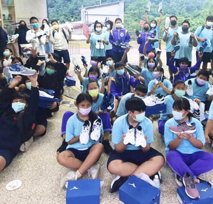 助高市4原鄉孩子 田協捐365雙美津濃球鞋