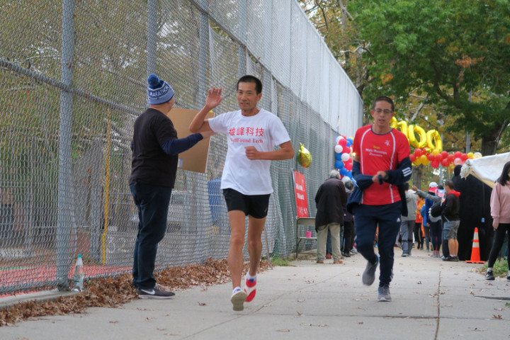 台灣超馬好手羅維銘（左）參加第25屆超越自我3100英里（近5000公里）挑戰賽期間捨棄跑鞋，換穿人字拖減輕腳部負擔。