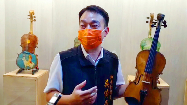 嘉義縣大埔鄉和平村民以曾文水庫漂流木打造小提琴，在西拉雅國家風景區管理處大埔旅遊資訊站展出，和平村長吳倚豪12日表示，村民製作的每把提琴都是獨一無二的。