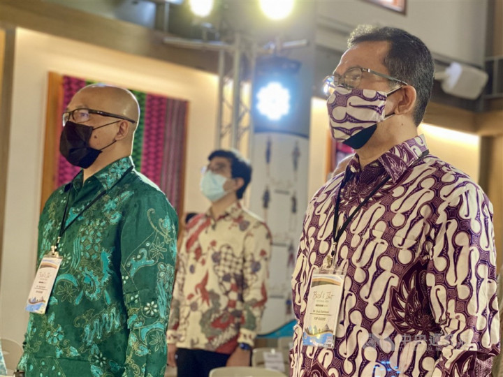 Indonesian Representative to Taipei Budi Santoso (right) and Fajar Nuradi (front, left), director of IETO's Indonesian Citizens Protection and Social Cultural Department. CNA photo Oct. 3, 2021