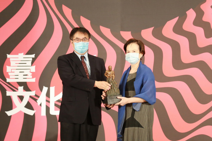第10屆台南文化獎頒獎典禮22日下午舉行，台南市長黃偉哲（左）出席與會，頒獎給深耕台南舞蹈教育逾60年的舞蹈家廖末喜（右）。（台南市政府提供）
