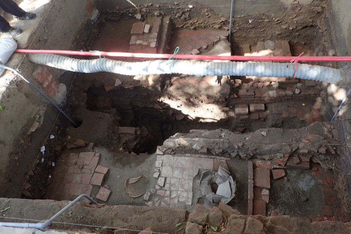 台南市政府持續熱蘭遮城與大員市鎮考古發掘調查研究。圖為民國109年於石門國小出土的安平地區清代鋪面。（台南市文資處提供）