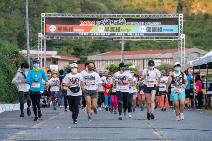 「綠島火燒島馬拉松賽」3日清晨在綠島人權公園紀念碑前開跑，雖受疫情影響，報名人數較往年少，但仍有近500名選手參與。（台東縣政府提供）