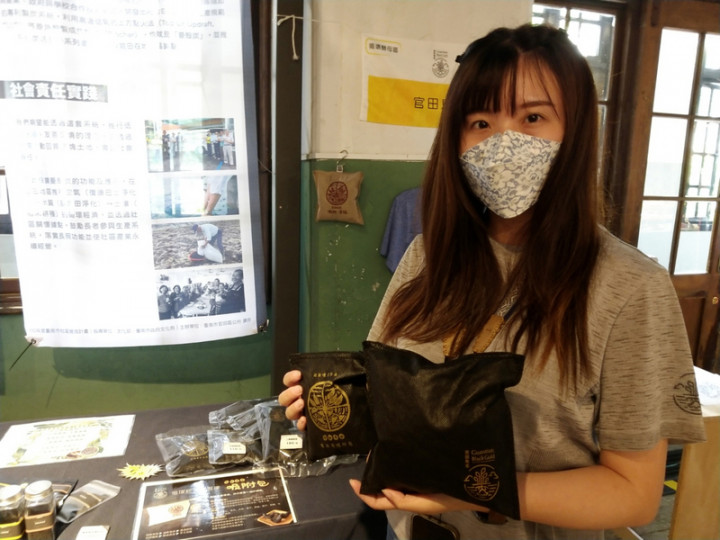 那顆炭國際有限公司專案經理李芷萱26日表示，菱角殼現在能製成炭，經日曬後再透過1000度高溫先初步成形，接著會進一步精緻化成圓型顆粒，一般能作為防潮除臭包，或是添加精油、更具芳香效果；若除臭效果降低，最後則可再撒回田中，代替石灰功效、友善土地。