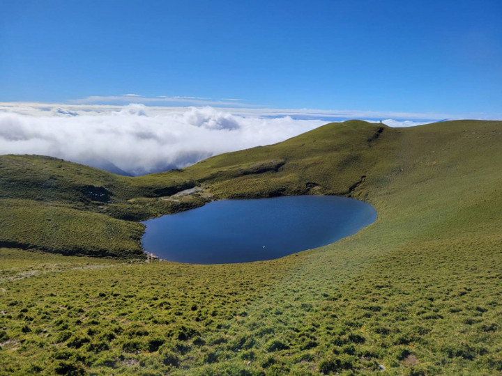 颱風圓規外圍環流日前為台東帶來豐沛雨量，嘉明湖出現滿水位景象，山友驚嘆是名符其實「天使的眼淚」。（邱彥紘提供）
