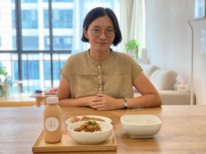 疫情期間，台灣人Charlie在臉書開設社團，賣起手做冷凍牛肉麵、古早味肉排、滷肉等台灣小吃，希望未來有機會在星國開一家文青小食堂。