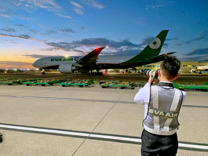 瞄準航空貨運商機，長榮航空股份有限公司15日發出新聞稿宣布，旗下第6架777F貨機下午抵台。(圖：長榮航空臉書)