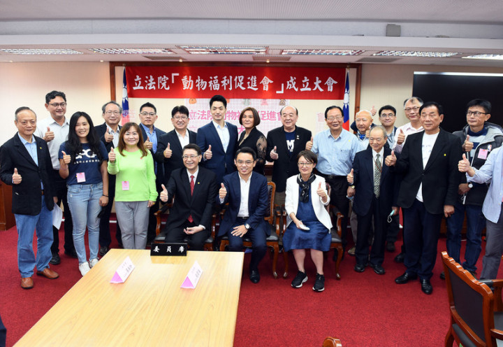 立法院動物福利促進會舉行成立大會，擔任會長 的國民黨立委洪孟楷（前左5）表示，將致力推動動 物福利政策，增進國民動物保護意識，倡議動物保護 入憲法。
