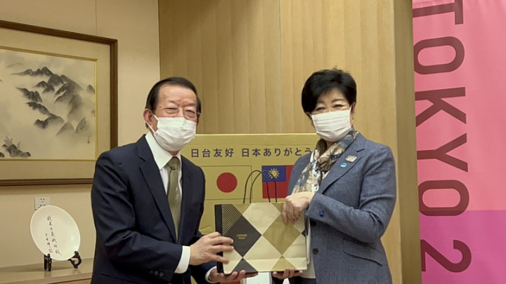 台灣口罩廠商易廷企業為了感謝日本捐疫苗給台灣，9月已捐逾百萬片口罩給日本，18日再捐10萬片，由駐日代表謝長廷代為轉交給東京都知事小池百合子。（駐日代表處提供）
