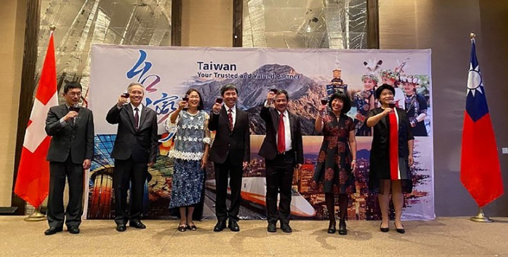 駐日內瓦辦事處處長蘇瑩君（右2）與常駐世界貿易組織代表羅昌發（右4）4日共同主持國慶酒會，感謝國際支持台灣，瑞士眾多外交使節及政要出席。（圖為駐日內瓦辦事處提供）