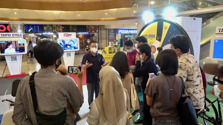 台灣國際專業展首度移師海外，7日至9日在雅加達的購物中心展出自行車與健身器材，雅加達台灣貿易中心主任林立凱向印尼媒體說明參展產品。