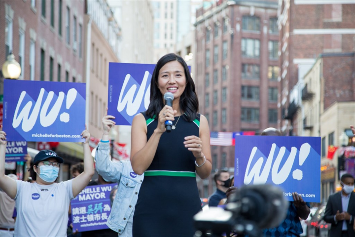 雙親從台灣移民美國的36歲波士頓市議員吳弭（前），十多年前因家中劇變意外踏上政壇，她有望在11月2日登場的市長決選中勝出。（圖取自facebook.com/michelleforboston）