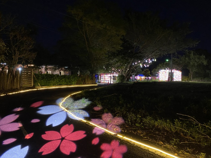「2021花蓮太平洋溫泉季」10月在瑞穗溫泉區和安通溫泉區登場，活動期間特別設置雙光影展區，讓民眾除泡溫泉之外，也能感受燈光美景，滋潤身心靈。