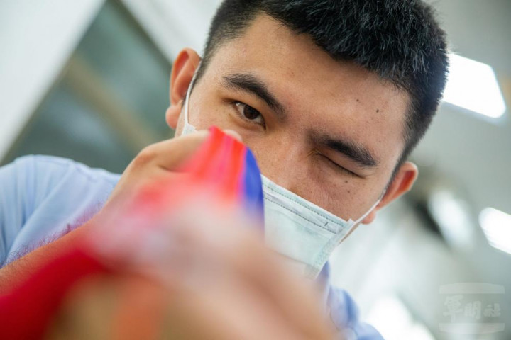 傘製所同仁針對每處縫線檢查，確保旗面完整。