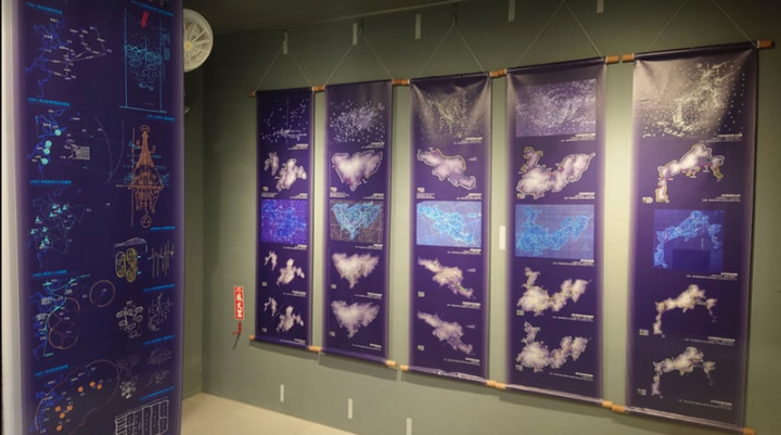 戰地景觀是馬祖當地特色之一，為讓遊客理解軍方針對不同島嶼的陣地部署與戰力配置，東莒大浦Plus+團隊邀請寓山文化工作室分享，從解密檔案中梳理出馬祖地景因應軍事化發展的巨大改變，透過島嶼地誌特展呈現民眾眼前。（寓山文化工作室提供）