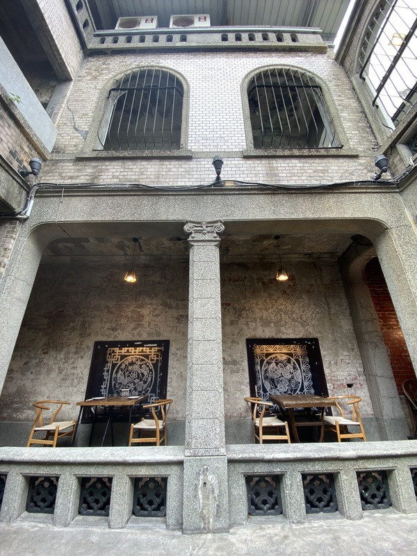 台北市士林區大東路54號為百年前士林望族郭家的祖厝現為泰式餐廳，建築內部相當優美。