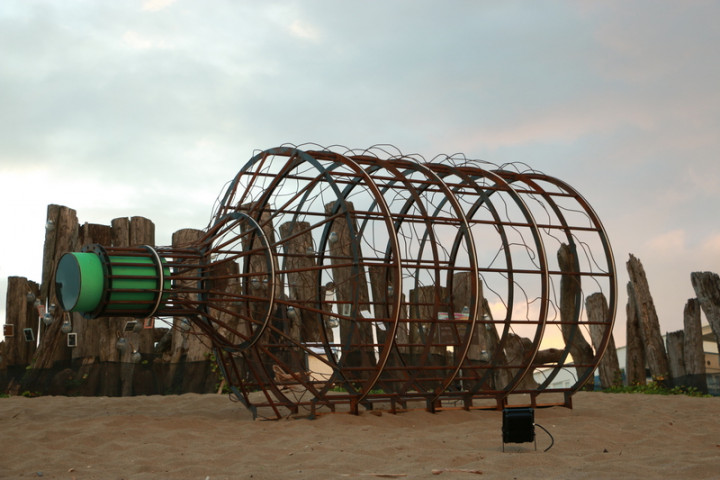 「2021北海夜金閃閃－北海潮與火」光影藝術展14日晚間展開，新北市長侯友宜表示，新北即將在16日迎來全國運動會，北海岸要用最棒的美食和美景歡迎大家。（新北市政府綠美化環境景觀處提供）