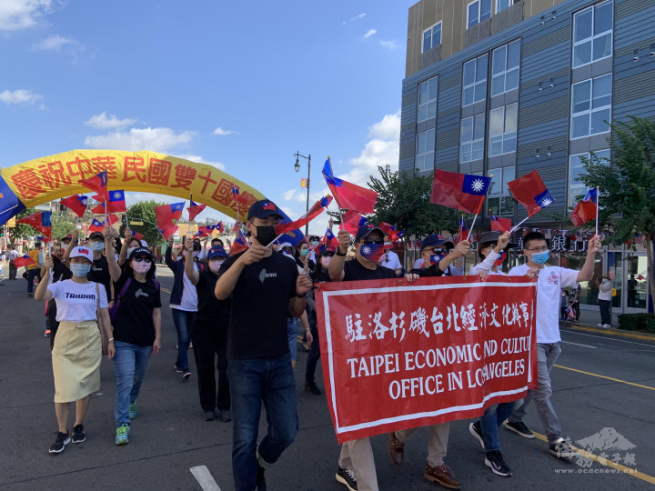 駐洛杉磯台北經濟文化辦事處組隊參加(前方為林副處長暉程及洛僑中心張皓鈞主任)