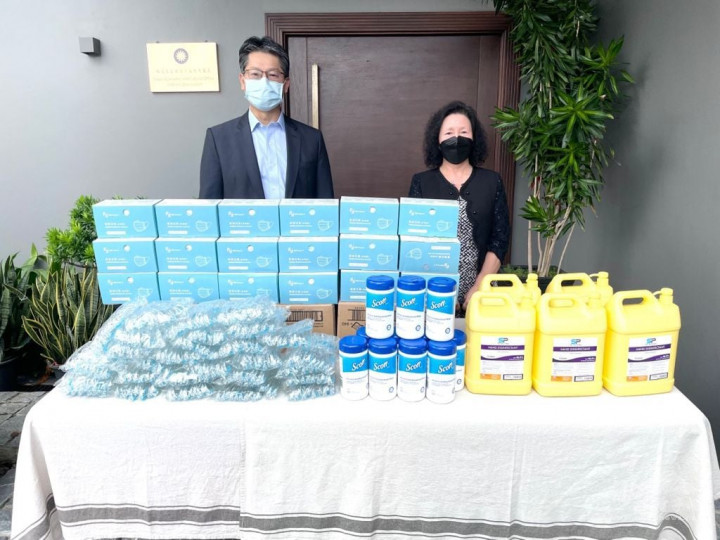 駐汶萊代表處大使李憲章及汶萊臺灣商會共同捐贈汶萊中華中學防疫物資