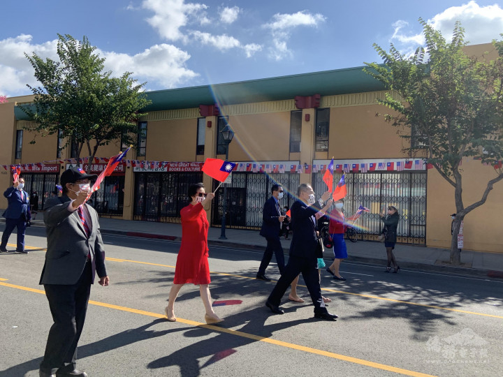 由羅省中華會館四大首長及駐處黃敏境夫婦率隊遊行