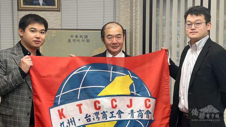 陳銘俊與九州臺灣商工會青商會會長黃騰陞、副部長林紀全合影