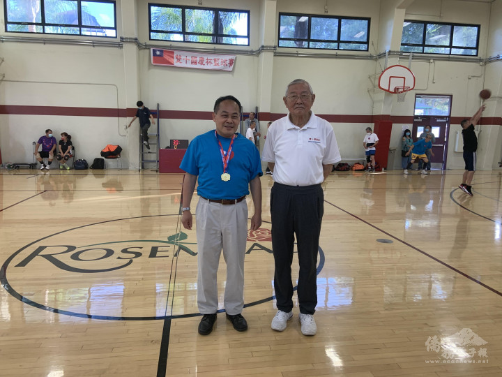 黃敏境與主辦單位美國中華體育聯誼會理事長高啟正合影
