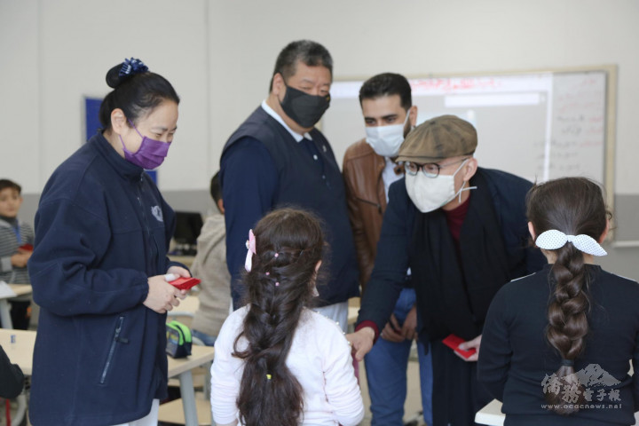 裘振宇教授贈送禮物給學生。