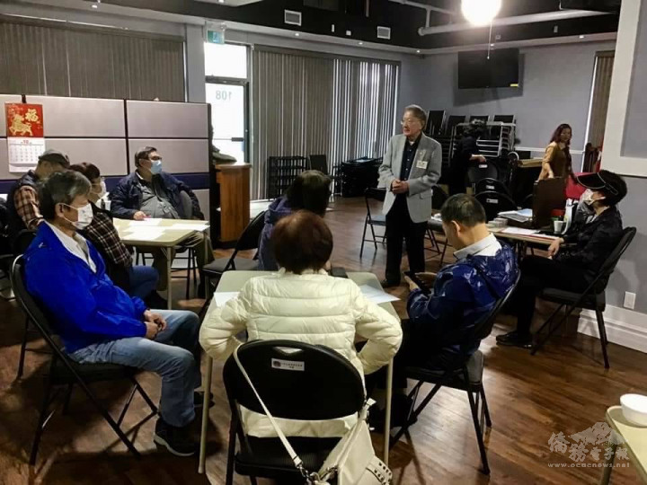 溫一鵬老師（站立者）的授課情形。