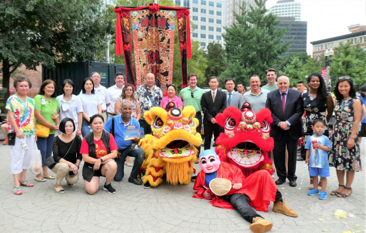 吳弭(右1)與駐波士頓辦事處處長孫儉元(右7)等波士頓市政要及僑領，於本年紐英崙中華公所華埠中秋節聯歡日活動合影