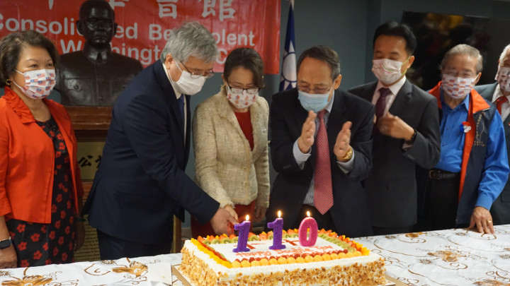蕭美琴與中華會館主席李偉文﹐共同切開象征110週年的生日大蛋糕﹐為中華民國慶生。