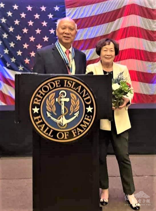 首位獲選入羅德島傳統名人堂的華人葉超和結縭48年的妻子葉淑珍分享榮耀。(圖片由羅德島州中央瀑布市前市長James Diossa提供)