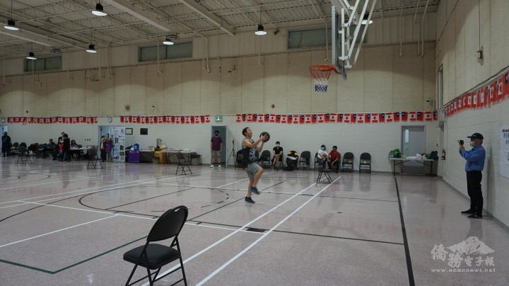 參加比賽球員專注三分球投籃情形。