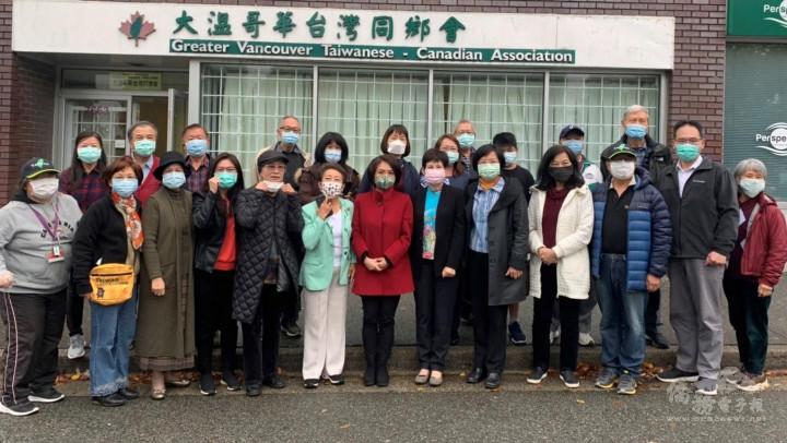 大溫哥華臺灣同鄉會會長房世伶（右6）等理事群熱情接待劉立欣（右7）到訪