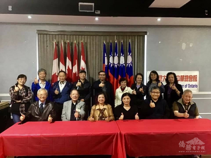 安省中華總會館橋牌初級班始業式全體學員與主席施善美（前排左三）、授課老師溫一鵬（前排左二）及來賓徐沛宸（前排右三）、邢增輝（前排左一）及王元培（前排右二）們合照。