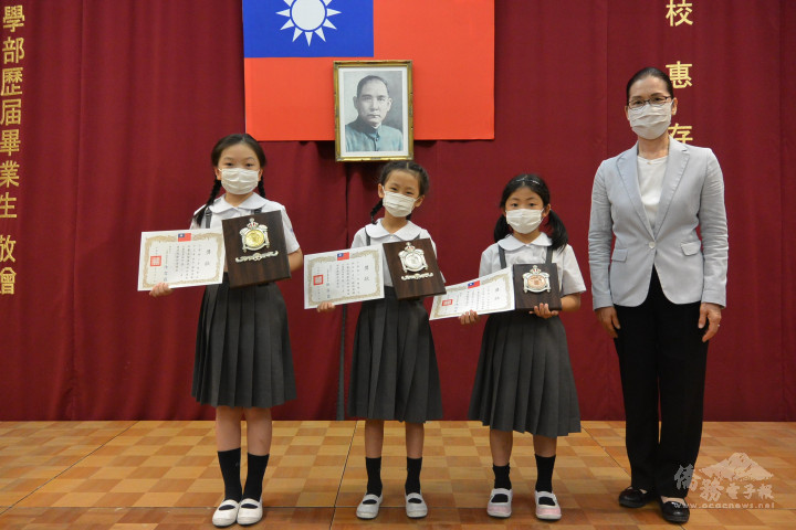 陳雪霞頒獎予小學低年級組獲獎同學