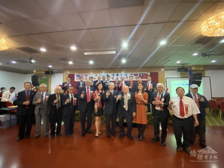 前排分別為印支華裔聯誼會會長呂慧娟(右3)、主席陳榮良(右4)、處長賴銘琪(右5) 、市長高敍加(右6)、駐美中華總會館前總董余健全(右7)史達頓中華會館主席馬班尼(右8)。後排駐美中華總會館前總董余武良(右4)、文教中心主任蘇上傑(右6)