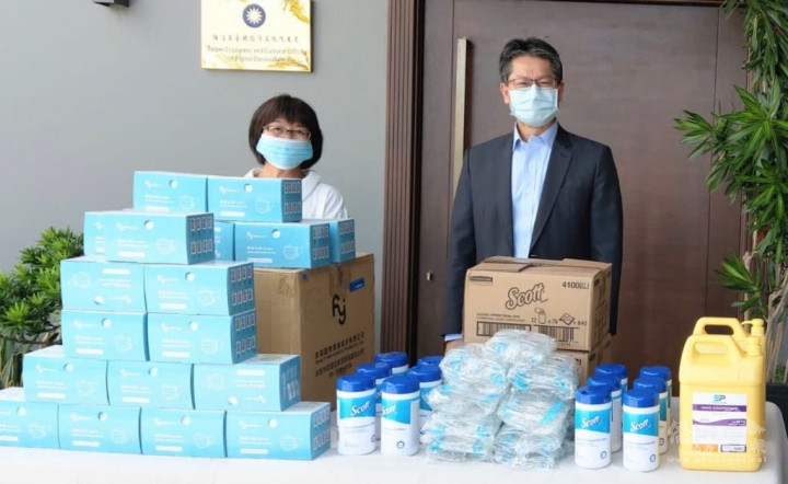 駐汶萊代表處大使李憲章及汶萊臺灣商會共同捐贈那威中華學校防疫物資