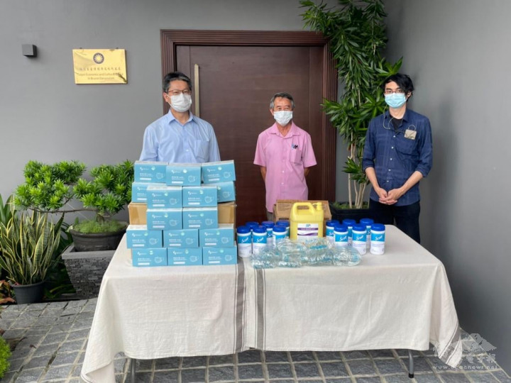 駐汶萊代表處大使李憲章及汶萊臺灣商會共同捐贈淡武廊培育學校防疫物資