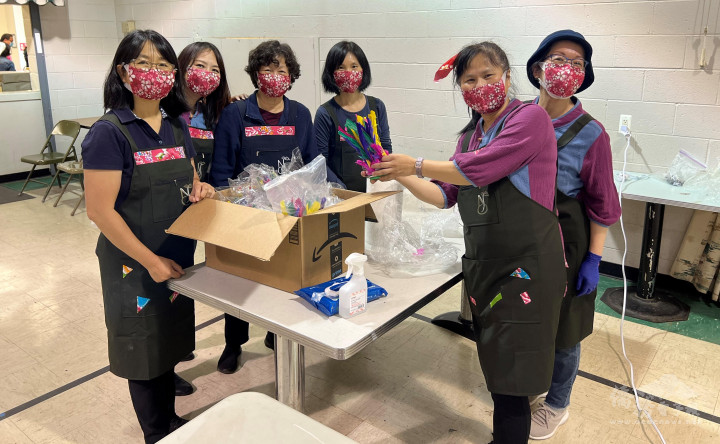 紐澤西州瑞谷中文學校17日舉行文化日活動，邀請文化種子教師團隊擔任蔥油餅與毽子製作教學，由張淑娟（右二）籌畫。