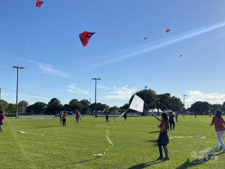 FASCA學員施放自製的風箏，伴著青天白日國旗風箏一同在異鄉天空飄揚。