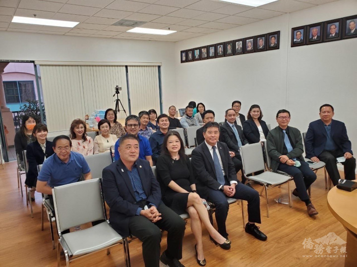 說明會現場出席人員合照，左2為洛杉磯臺美商會劉雅薇會長、左3為洛杉磯文教中心張皓鈞主任