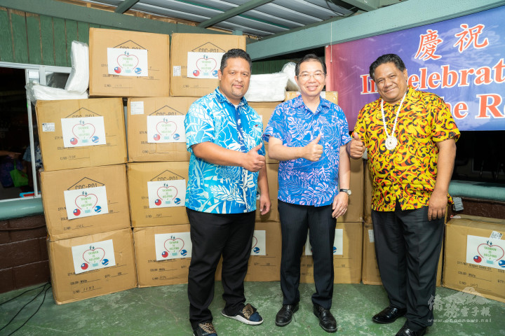 馬國外貿部長代表接受臺灣捐贈馬國的20,000件防疫隔離衣