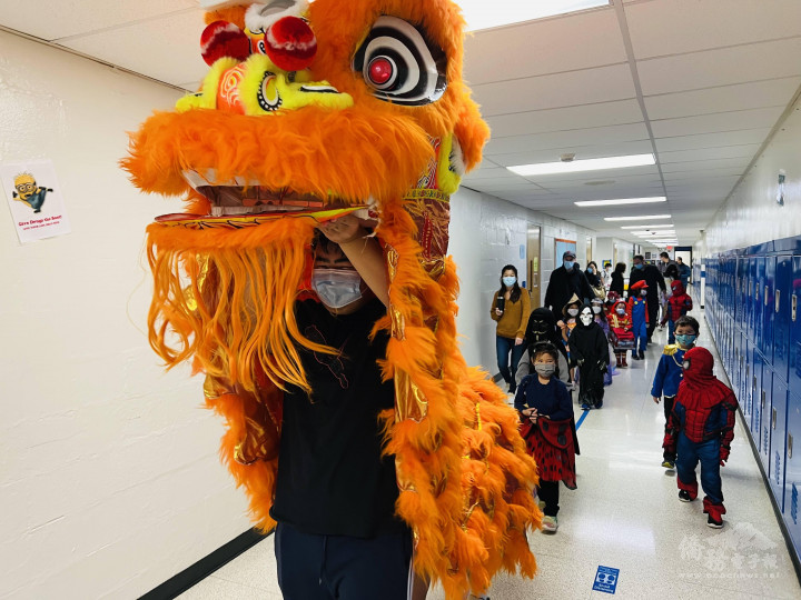 新澤西新海中文學校舞獅隊帶領低年級學生萬聖節遊行, 吸引大家目光