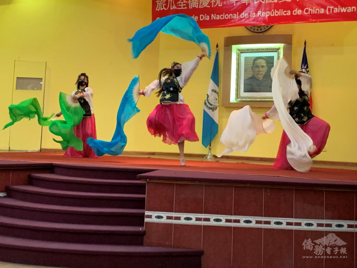 華僑總會華文班舞蹈組的學生舞蹈演出