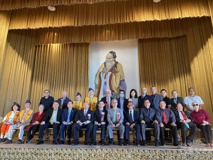 中華會館內前排副處長李盈興(右5)、主席陳榮良(右6)、僑務委員許肇家(右7)