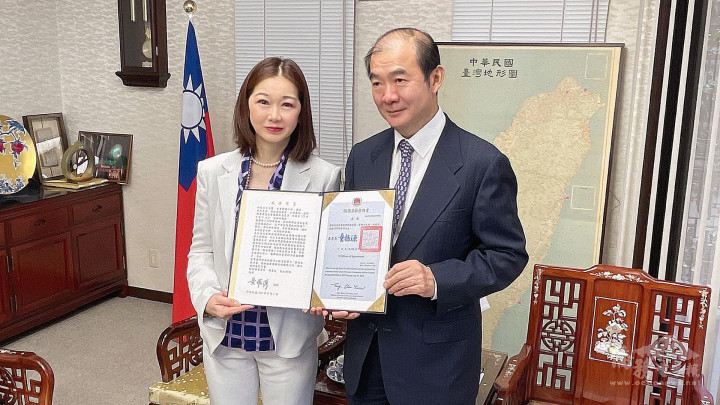 頒發賴淑惠僑務促進委員聘書 