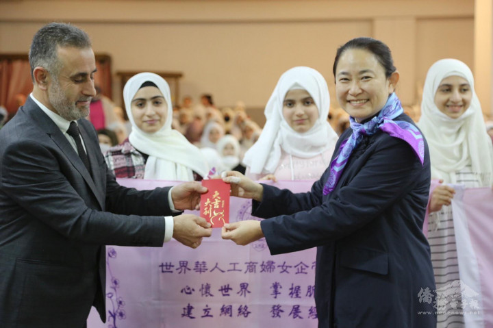 世界華人工商婦女企管協會土耳其分會會長周如意致贈美金一千元給滿納海學校校長