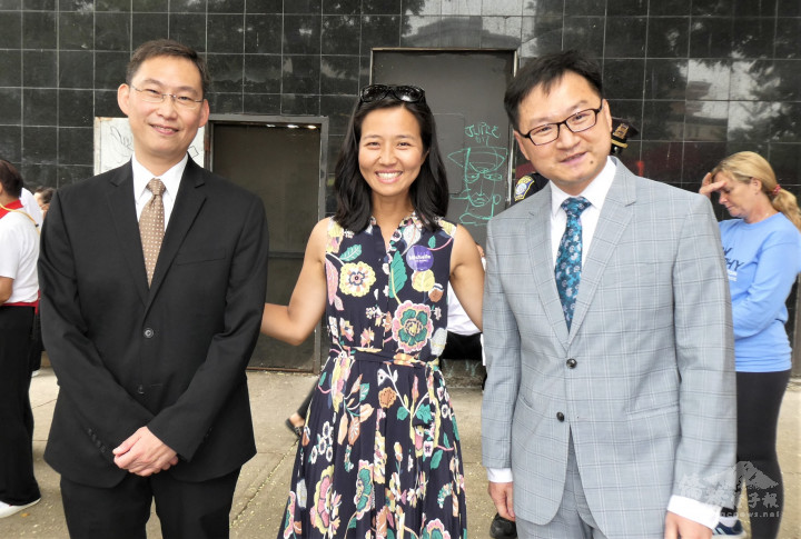 吳弭與駐波士頓辦事處處長孫儉元(左1)及波士頓文教中心主任潘昭榮(右1)於本年紐英崙中華公所華埠中秋節聯歡日活動合影